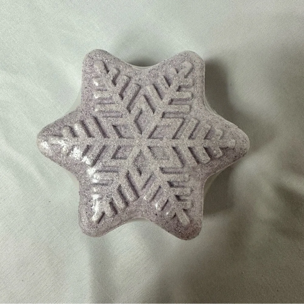 Nwt Bath & Body Works Frozen Berry Bath Bomb